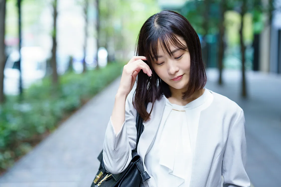 仕事に集中できてないビジネスマン