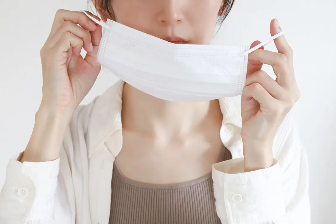 マスクで予防する女性