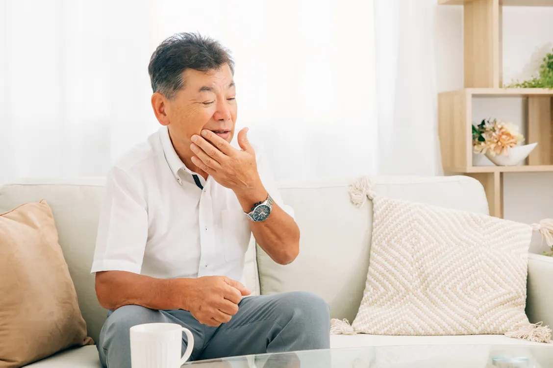 口内炎に悩む男性