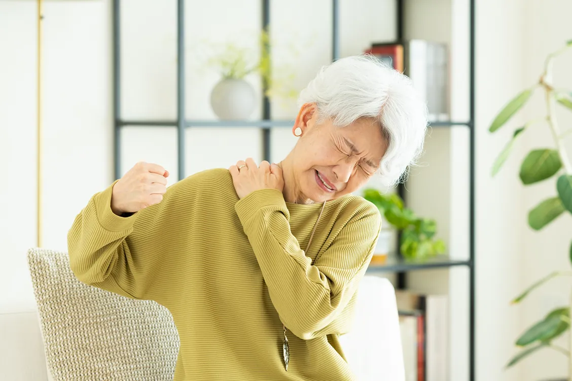 肩こりに悩む年配女性