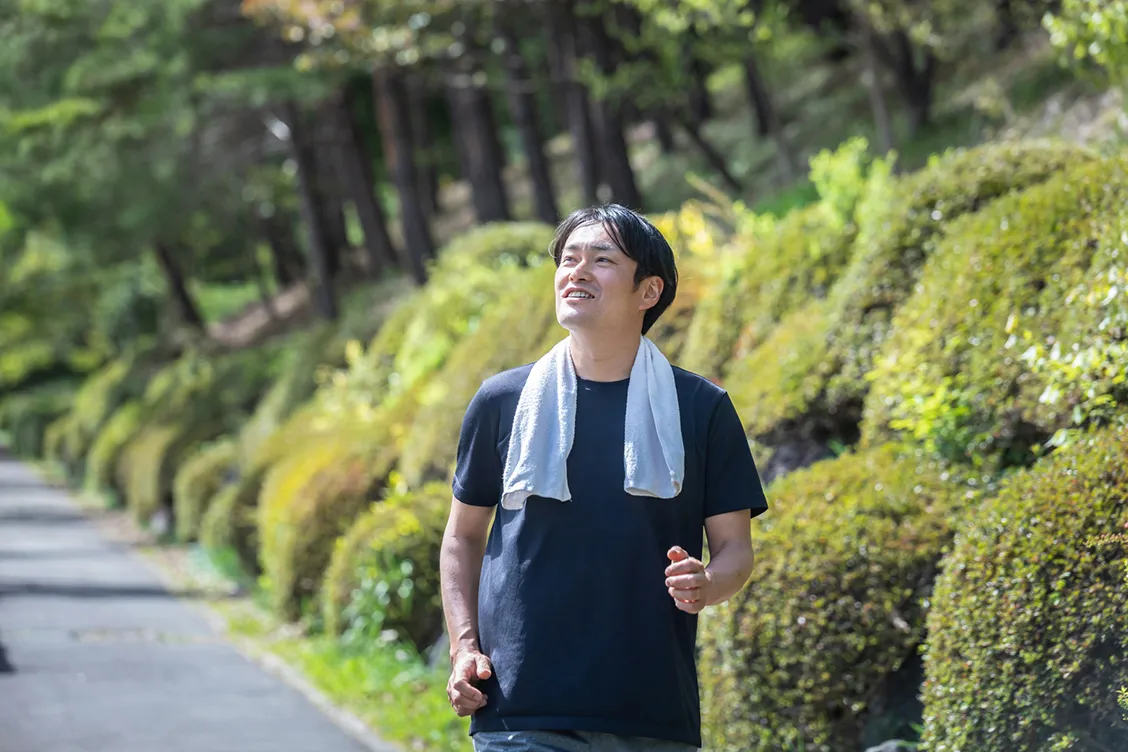 ウォーニングする中年男性