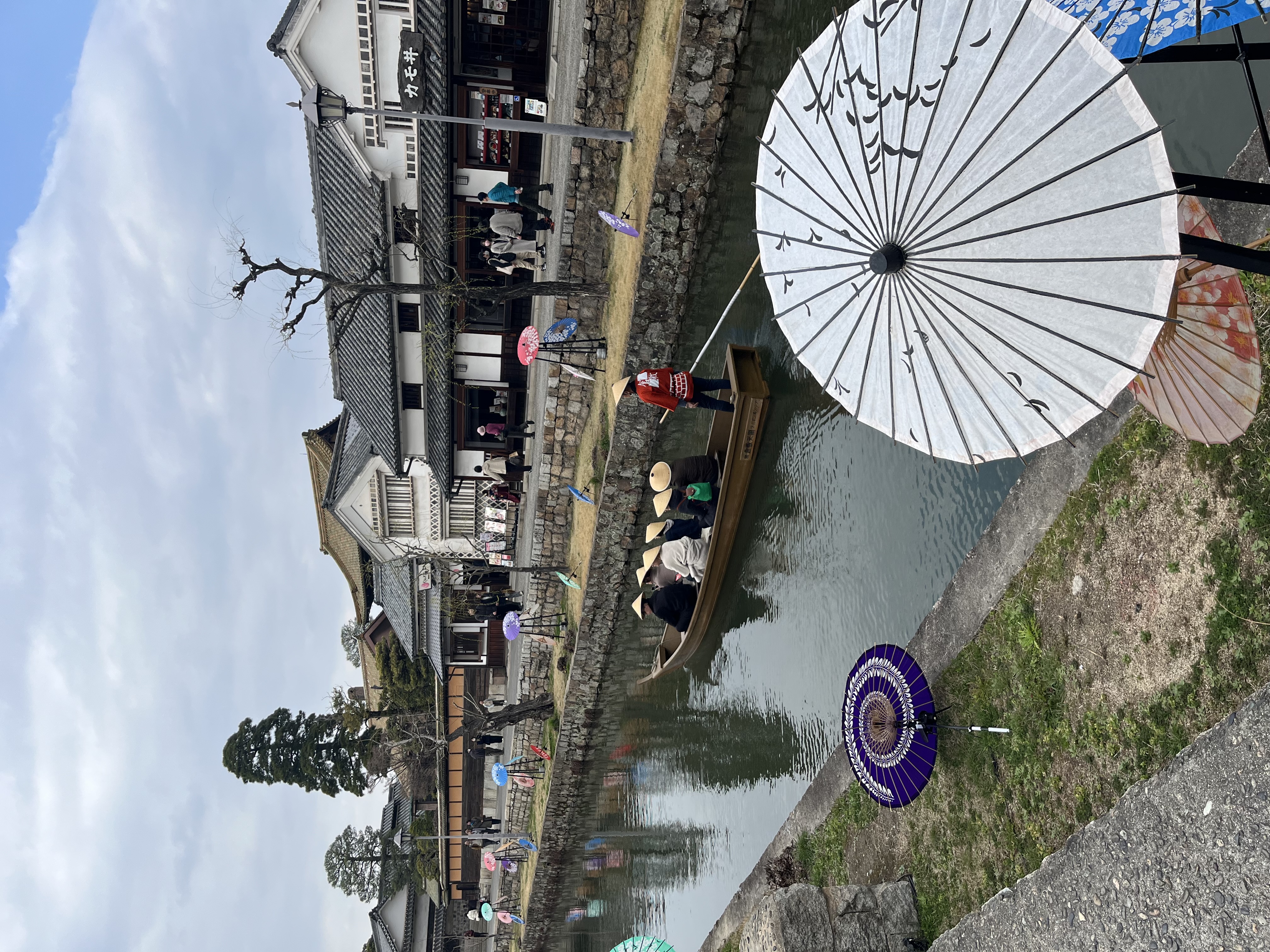 川沿いに並ぶ和傘