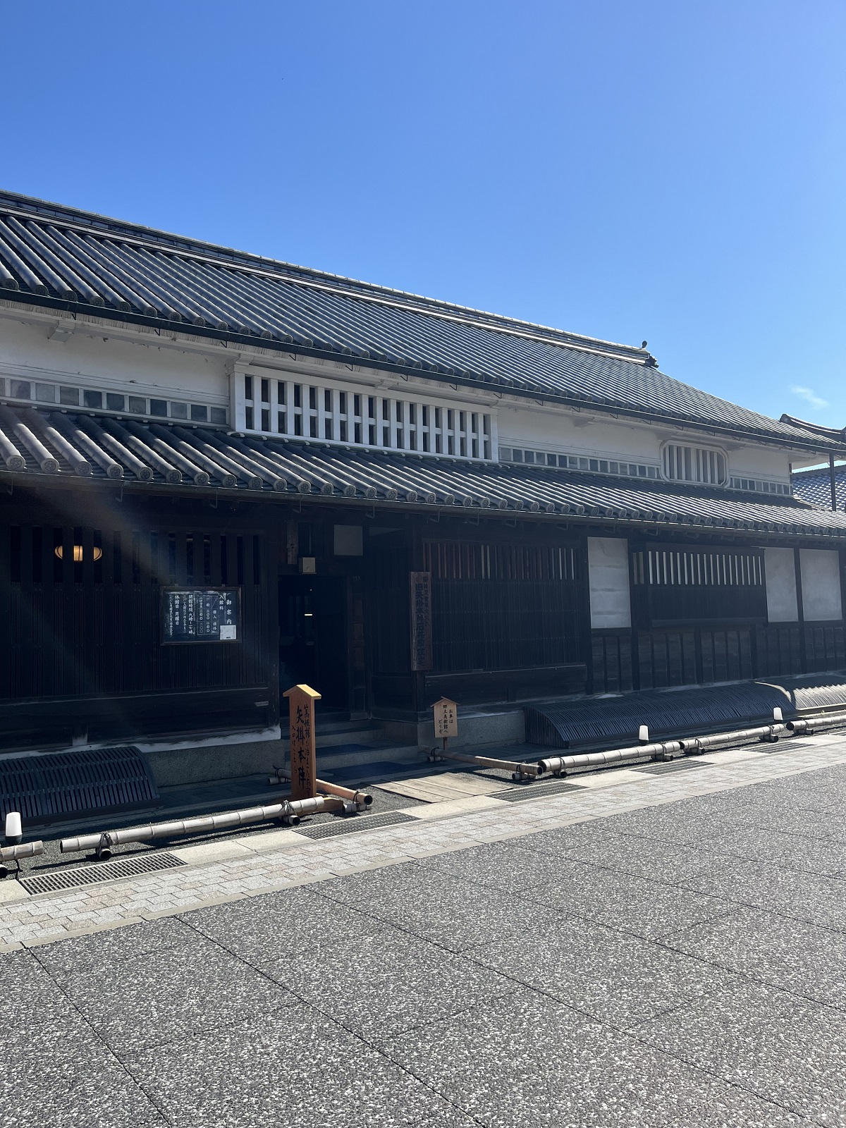 白壁の建物