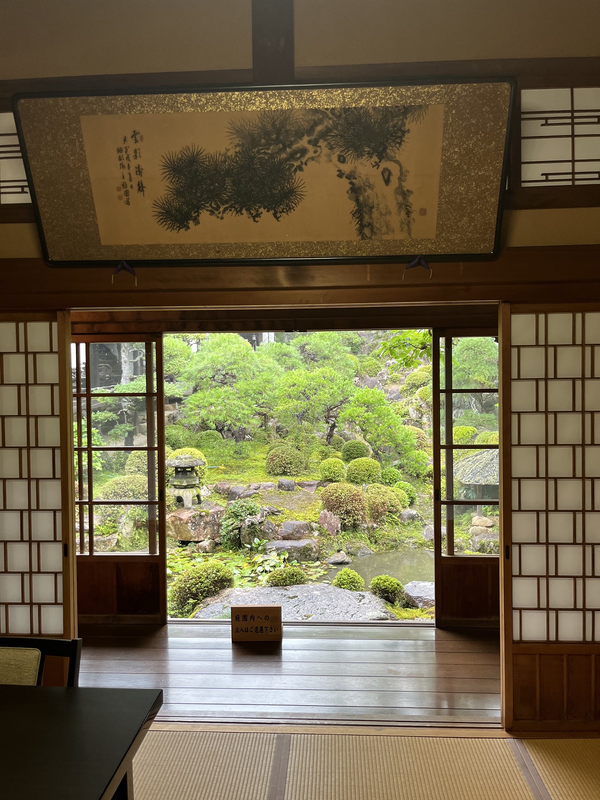 屋内から眺める庭園
